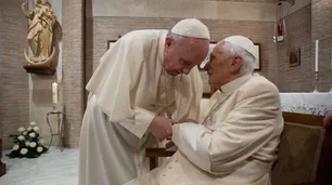 Amigos y rivales: la difícil convivencia entre Benedicto XVI y su sucesor Francisco