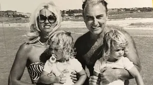 Tiritando frente al mar, Liliana Caldini fue la hermosa postal del flower power del verano nacional