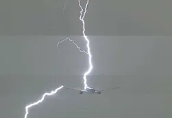 Video | Un rayo atraviesa un avión a pocos minutos del despegue