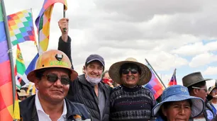Más embajadores polémicos: Ariel Basteiro marchó y dio un discurso en un acto del MAS en Bolivia