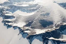 Qué se esconde bajo el hielo de la Antártida: el mapa que revela un continente desconocido