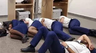 Ryanair: "La foto de la tripulación durmiendo en el aeropuerto es un montaje"