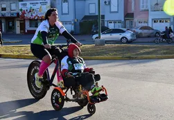 En silla de ruedas por la nieve, el sueño de la madre de un nene con parálisis