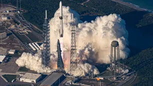 Blue Origin, de Jeff Bezos, consiguió recuperar un propulsor de cohete en una plataforma en el mar y hasta Musk aplaudió