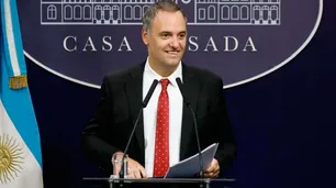 Adorni casi no comunica: de una conferencia cada tres días en 2024, a una por mes en 2026