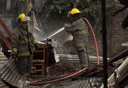Bomberos combaten un incendio en Temperley