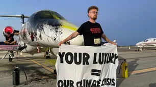 Quienes son y qué buscan los activistas "antilujo" que se pegaron a un avión en Ibiza