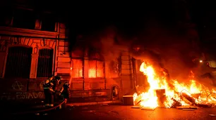 Chile vivió una noche de terror, con incendios y saqueos por todo el país