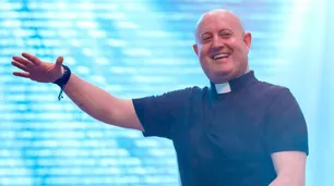 En “QR!”, Washington Uranga reveló por qué el cura DJ reunió a 120 mil personas en Plaza de Mayo: “El centro era Francisco”