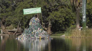 Instalan una isla con desechos plásticos frente al Planetario