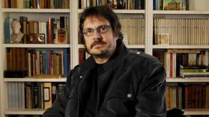 Confundieron a Felipe Pigna con un jardinero y su respuesta se hizo viral