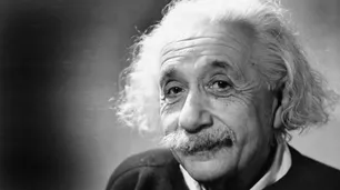 La verdadera historia de “Einstein y la bomba”, la nueva película de Netflix que vuelve a cruzar al físico con Oppenheimer