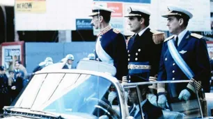 La foto "casera" de la Junta Militar que publicó Carlos Maslatón: los comentarios sobre el cartel de fondo