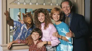 Una pareja en cuarentena recreó la introducción de ALF y conquistó las redes