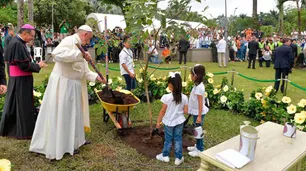 Salud o economía: la respuesta del Papa es "más medioambiente y menos grieta"