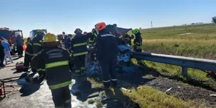 Tragedia en Ruta 5: un auto chocó de frente con un camión y murieron cinco personas