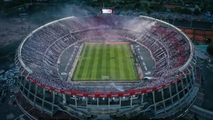 Incidente en el Monumental: allanan la casa de uno de los sospechosos de tirar la bengala en la tribuna de River