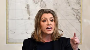La confunden con Adele y tiene un apellido difícil: Penny Mordaunt, la posible sucesora de Boris Johnson
