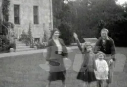 Revuelo en Inglaterra por un video de la reina Isabel II y su saludo nazi