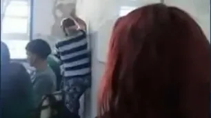 Video: entró furiosa al aula y le dio una paliza a un compañero de su hijo que le habría hecho bullying