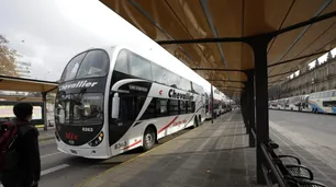 El Gobierno pone colectivos en estaciones de tren para reforzar la vuelta a casa