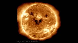 La NASA captó una simpática imagen del Sol "sonriendo"