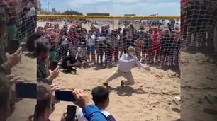 Mar de Ajó: Alberto Fernández hizo de arquero, intentó atajar un penal y terminó en la arena