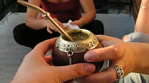 Compartieron un mate y generaron un rebrote de casos: los riesgos de una costumbre difícil de dejar