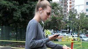 Adolescentes cada vez más sordos: la OMS alerta sobre el peligro de escuchar música con auriculares