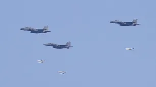 Un avión de caza surcoreano lanzó accidentalmente ocho bombas MK-82 en una zona residencial y se registran 15 heridos