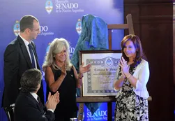 Cristina homenajeó a Cristian Fuster, el neurocirujano que la operó, en un acto en el Senado