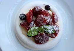 Cómo hacer la clásica y deliciosa Pavlova: cestos de merengue y frutos rojos