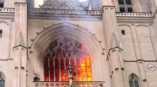 Controlan varios focos de incendio en la Catedral de Nantes
