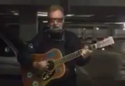 Video | León Gieco no pudo llegar a la marcha y cantó desde un cochera