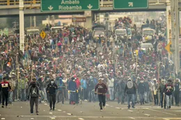 Extrema tensión en Quito: manifestantes capturan policías al grito de "asesinos"