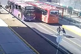 Imágenes sensibles: cruzaron por la mitad de la calle en el carril de Metrobús y un colectivo los arrolló