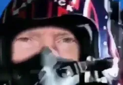 Video | Trump imita el film Top Gun y "derriba" un avión con el logo de la CNN
