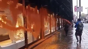 Video: activistas atacaron de nuevo y arrojaron pintura contra los almacenes Harrods