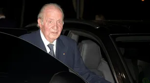 El rey Juan Carlos abandona España