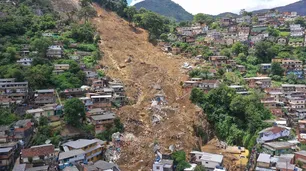 Descarriló un micro en el sur de Brasil y cayó por un precipicio: hay al menos 11 muertos