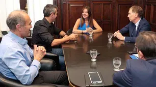 Pettovello levanta el perfil y asoma como una muleta de Adorni para apuntalarlo