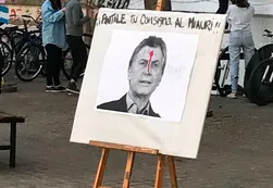 Exhibieron en una Universidad una foto de Macri con un tiro en la cabeza