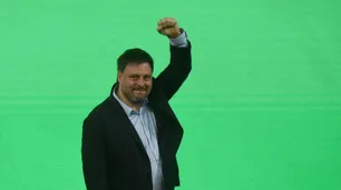 Rosca, cánticos e interna peronista: lo que no se vio del cierre de campaña de Santoro