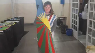 Tiene síndrome de Down, es abanderada y emociona con su historia