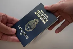 Fallas en pasaportes argentinos: alertan por un error de seguridad y piden su devolución