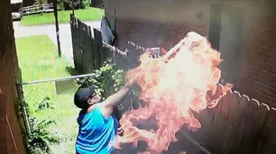 Prendió fuego la casa de su vecino y fue descubierta por su propia cámara seguridad