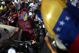Venezuela tras el cierre de urnas: chavistas encapuchados recorren Caracas en motos y la oposición pidió vigilar el escrutinio