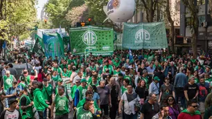 Trabajadores estatales acordaron un bono de $30.000 y adelanto de cuotas de 2023
