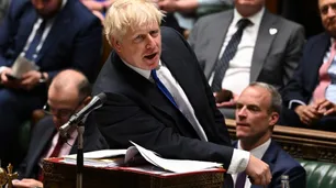 Crisis en el gobierno de Boris Johnson: masiva renuncia de sus funcionarios tras un nuevo escándalo sexual