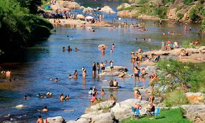 Córdoba lidera el verano con 3,5 millones de turistas y ocupaciones de hasta 97% en los principales destinos